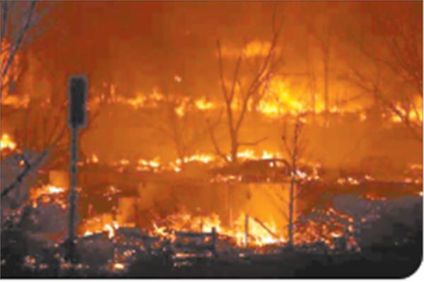  الحرائق المستعرة أدت لتدمير مئات المنازل وتشريد الآلاف