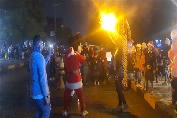 رقص بابا نويل وميكي ماوس في الشارع احتفالا بالعام الجديد