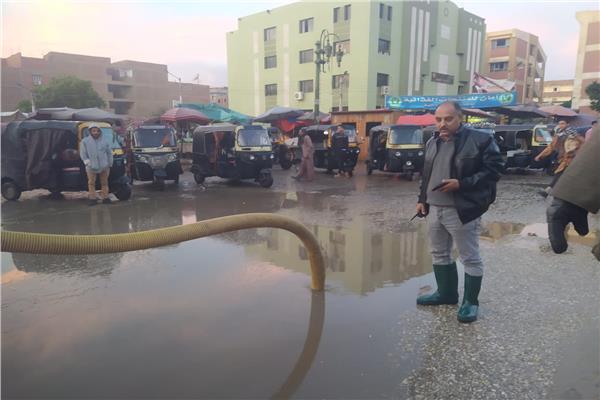 محافظ أسيوط جهود مكثفة لمواجهة اثار الامطار وشفط تجمعات المياه 
