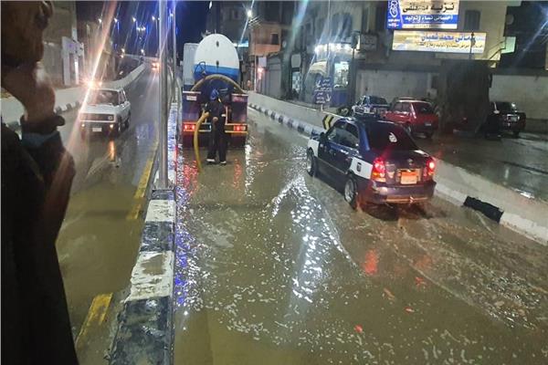 الدفع بـ 70 سيارة كسح لشفط مياه الأمطار المتراكمة بشوارع سوهاج