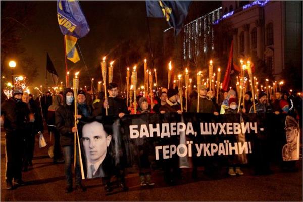 الالاف من القوميون المتطرفون اليمينيون في أوكرانيا مسيرة بالمشاعل في كييف