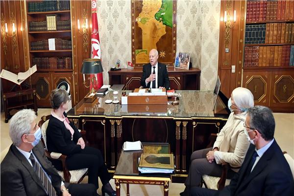 الرئيس التونسي أثناء لقائه برئيسة الحكومة والقيادات الامنية