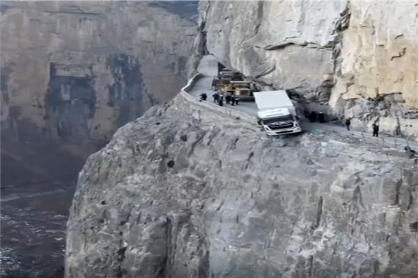 سائق تندفع شاحنته من جرف بطول 330 قدمًا 