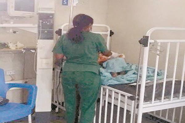 طفل أصيب فى غارة يتلقى العلاج بمستشفى فى تيجراى