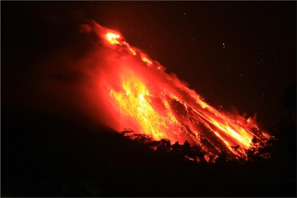 صورة فيديو وصور.. بركان جزر جالاباجوس بالإكوادور ينشط