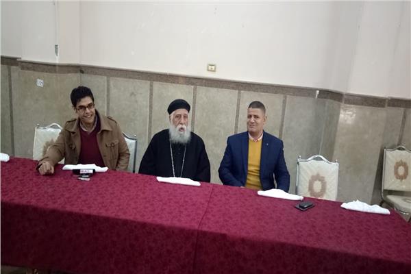  رئيس مدينة أشمون والقمص أغاثون شحاتة راعي الكنيسة