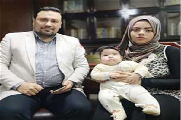 ياسمين وابنتها مع المحامي أحمد مهران