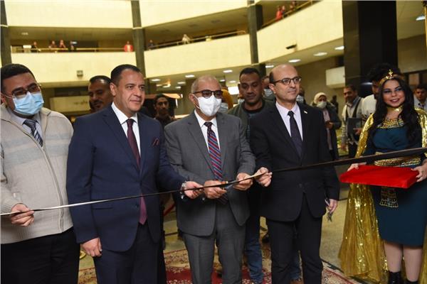 رئيس جامعة أسيوط يفتتح معرض  التصوير ثلاثي الأبعاد(الهولوجرام) لأول مرة على مستوى الجامعات المصرية