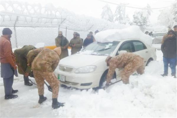 سيارات عالقة وسط الثلوج بمدينة موري الباكستانية 