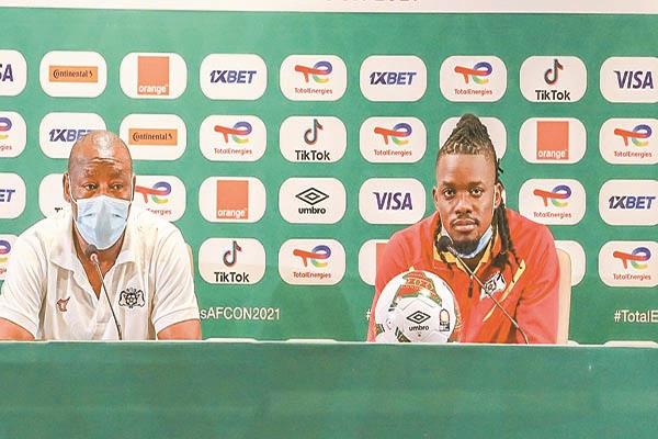 مدرب وكابتن بوركينا فاسو خلال المؤتمر الصحفى قبل المباراة الافتتاحية ضد «الأسود»