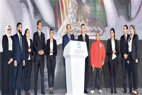 الرئيس عبدالفتاح السيسى مع مجموعة من الشباب فى نسخة سابقة من منتدى الشباب (صورة أرشيفية)