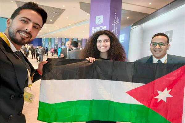 محررا بوابة اخبار اليوم مع شابة أردنية مشاركة في منتدى شباب العالم
