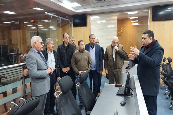 محافظ بورسعيد يتابع سير العمل بالشبكة الوطنية الموحدة للطوارىء والسلامة العامة