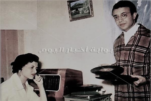 سعد عبدالوهاب برفقة زوجته - أرشيف أخبار اليوم