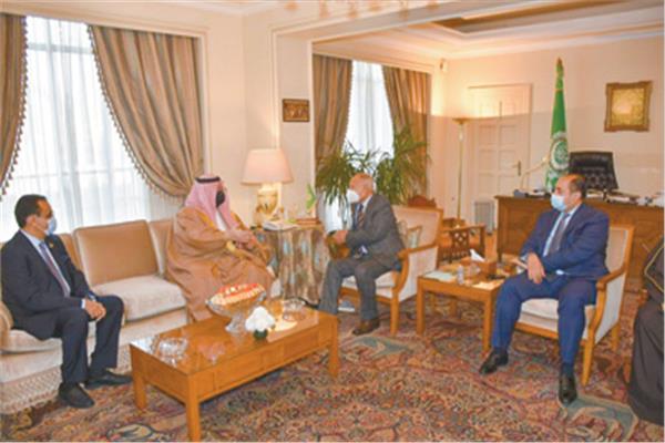 أحمد أبو الغيط اثناء استقباله الأمير عبدالعزيز بن طلال