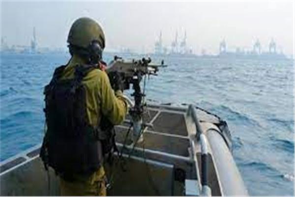 البحرية الإسرائيلية تستهدف مركب صيد قبالة غزة