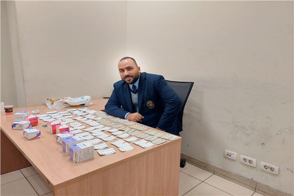 جمارك مطار القاهرة تضبط  تهريب عدد أقراص مخدرة وعبوات دوائية
