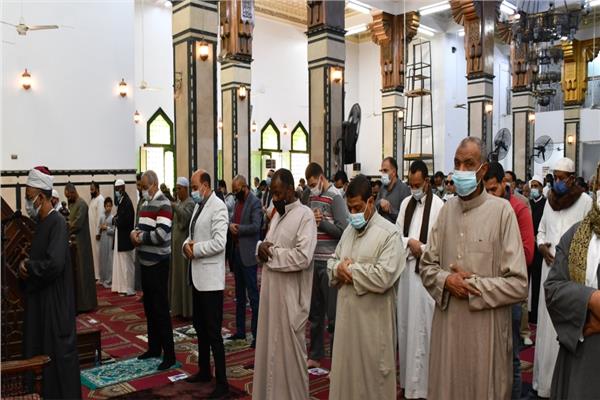  محافظ أسوان يؤدى صلاة الجمعة بمسجد منصور حماده