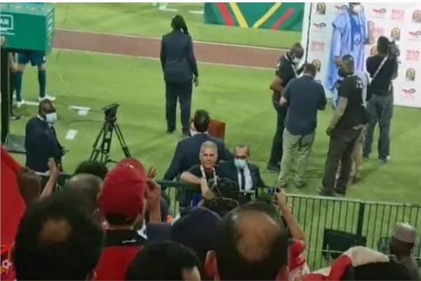 لحظة تعصب كيروش على مشجع مصري في أمم إفريقيا