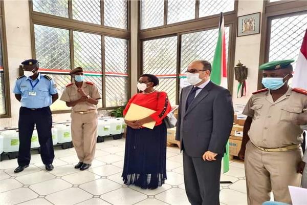 السفير المصري لدى بوروندي يسلم الدفعة الثانية من المساعدات الصحية