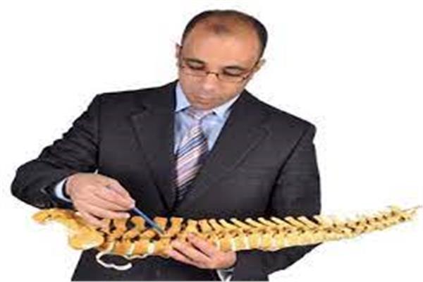 الدكتور هاني عبدالجواد، جراح العظام والعمود الفقري بجامعة مونتريال في كندا