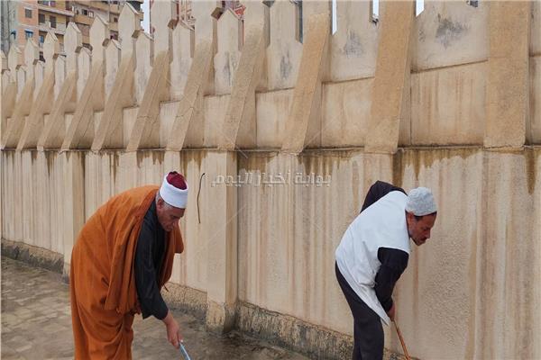  وكيل أوقاف الإسكندرية يشارك في تنظيف أسطح المساجد  
