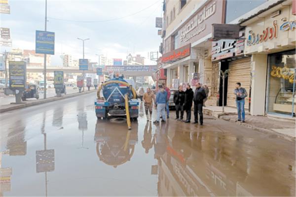 سيارات الشفط ترفع آثار الأمطار من أمام المدارس