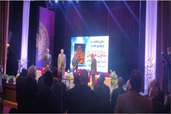 دقيقة حداد على روح الإعلامي وائل الابراشي في حفل توقيع كتاب الخماسين 