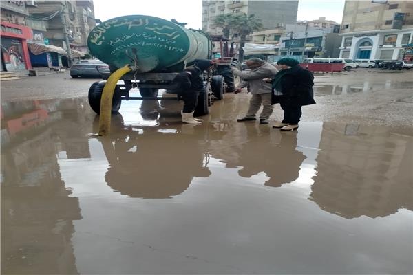 كسح تجمعات مياه الأمطار بالشوارع والميادين بعدد من مراكز ومدن وقري الدقهلية .