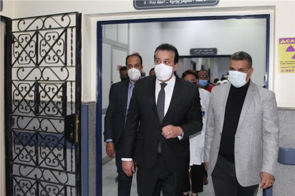 الدكتور خالد عبدالغفار اثناء تفقده مستشفى حميات المسلة خلال زيارته لمحافظة أسوان