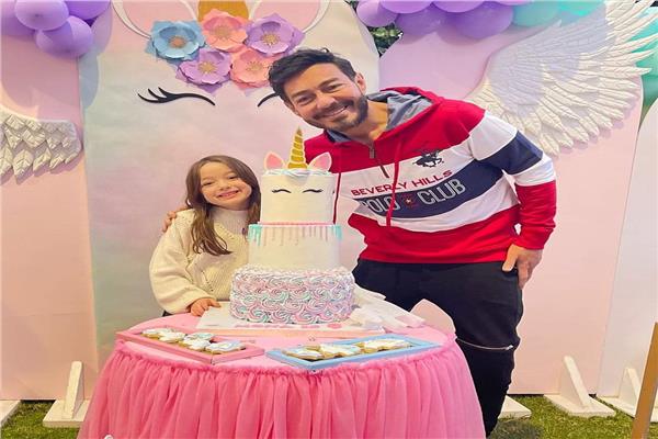 احمد زاهر يحتفل بعيد ميلاد ابنته منى