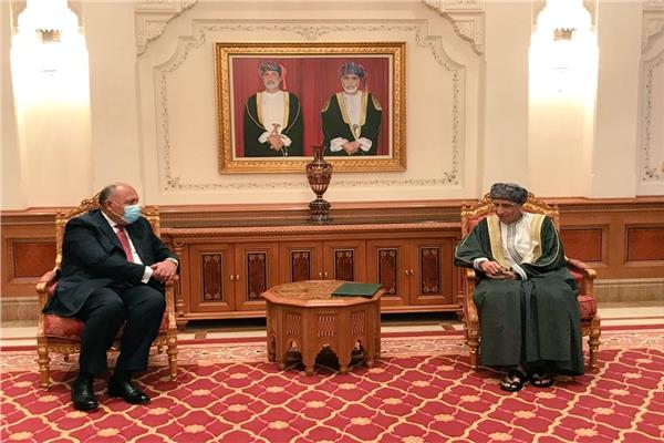 وزير الخارجية يسلم سلطان عمان رسالة من الرئيس السيسي