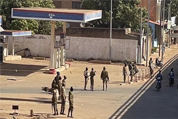 عسكريون خارج قاعدة عسكرية في عاصمة بوركينا فاسو واغادوغو.