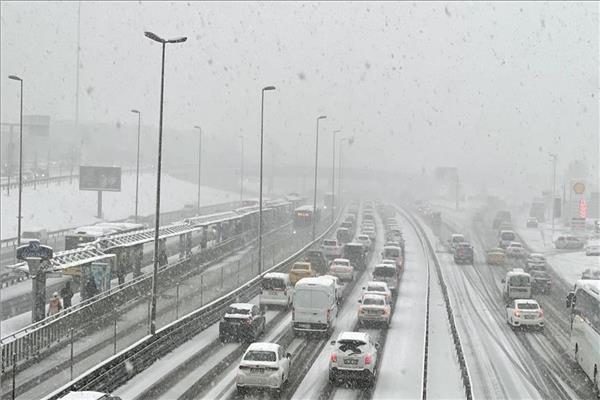 شلل مروري في إسطنبول بسبب تساقط الثلوج 