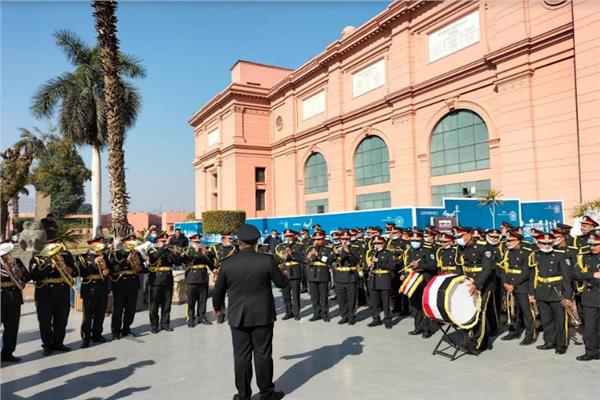 موسيقى العسكرية تعزف في المتحف المصري بالتحرير 