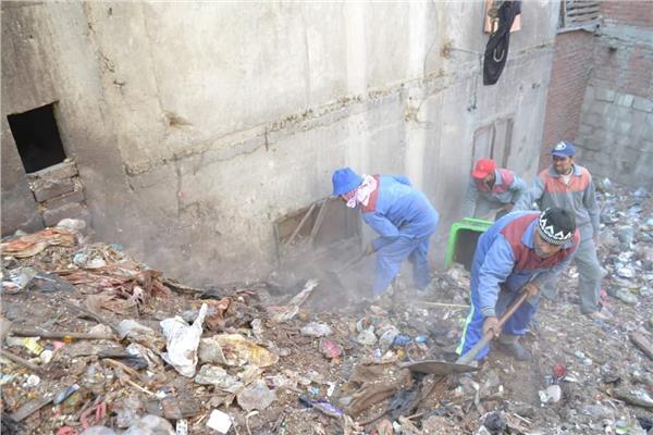 رفع تراكمات القمامة التاريخية بمنشأة ناصر