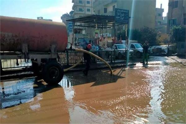 إنتشار معدات وسيارات شفط مياه الأمطار