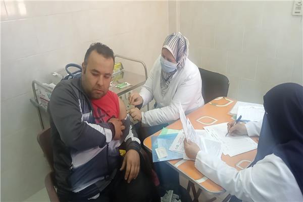  جهود مكثفة من الفرق الطبية لتطعيم المواطنين بلقاح كورونا