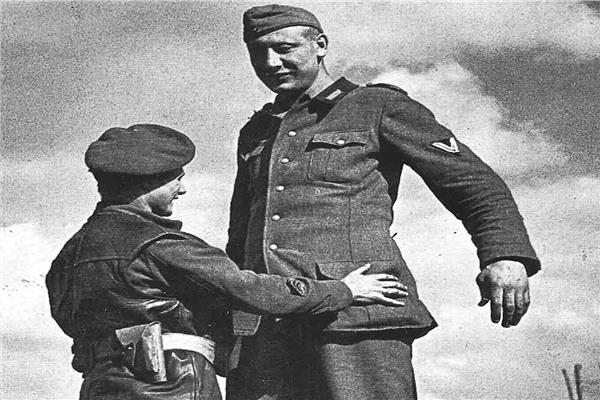 جاكوب ناكين أطول جندي في الحرب العالمية الثانية
