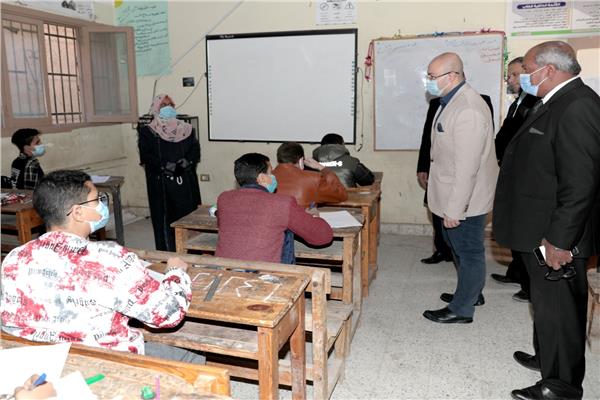 محافظ بني سويف يتفقد أمتحانات داخل المدارس 