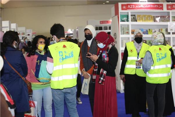 وزيرة الثقافة تثمن جهود شباب المتطوعين بمعرض القاهرة الدولى للكتاب 53