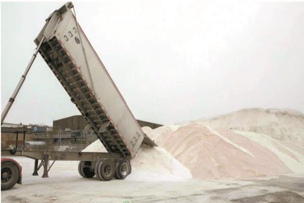  أليات رش الملح تبدأ فى تحميل كميات لنقلها            