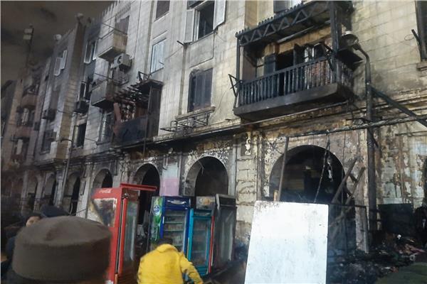 عمليات تبريد لمنع تجديد حريق عقار الجماليه أمام مسجد الحسين 