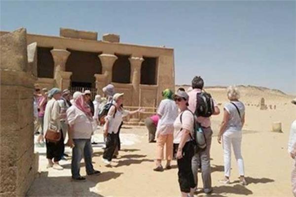 سوهاج تستقبل 52 سائحا أجنبيا لزيارة المناطق السياحية والأثرية