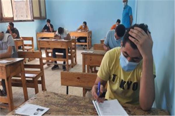 طلاب اولي ثانوي يؤدون امتحان الرياضيات 