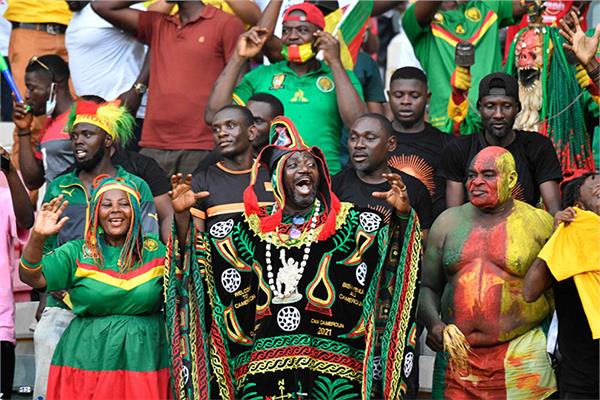 فرحة الجماهير الكاميرونية بمنتخب بلادهم