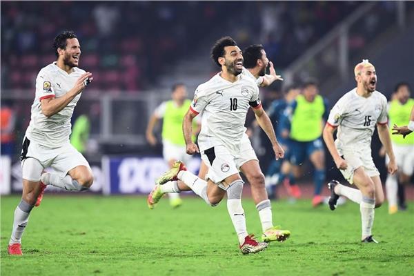 فرحة لاعبي مصر بعد الفوز على الكاميرون