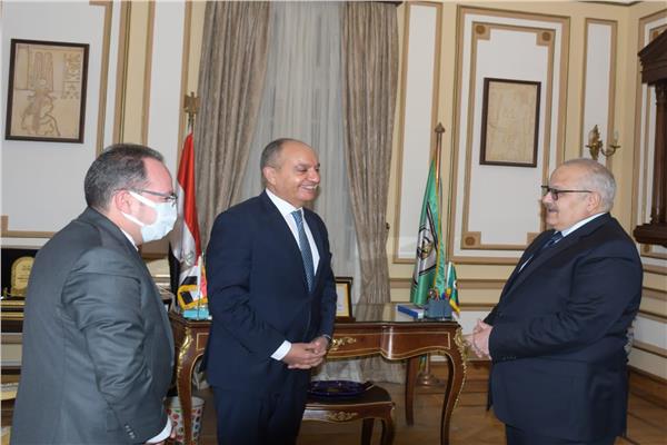 رئيس جامعة القاهرة يستقبل السفير الأردني