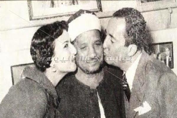 نعيمة عاكف وحسين فوزي يقبلان مأذون عقد قرانهما - أرشيف أخبار اليوم