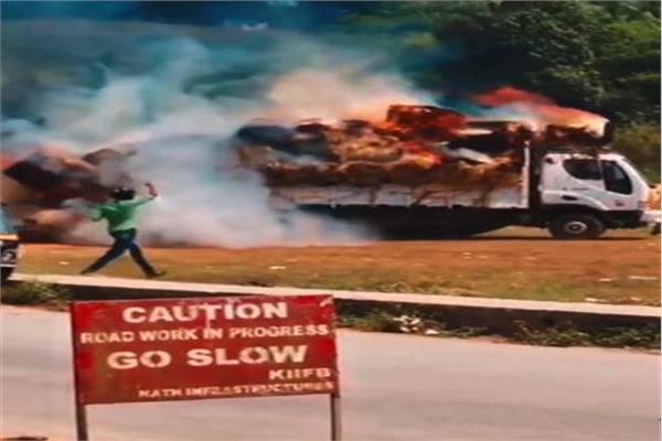 رجل يقود شاحنة مشتعلة بالنيران لإنقاذ المارة 